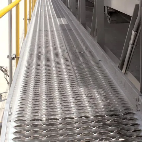 Offshore wind platform safety grating project — 5,000m² Grip Strut hot-dip galvanized