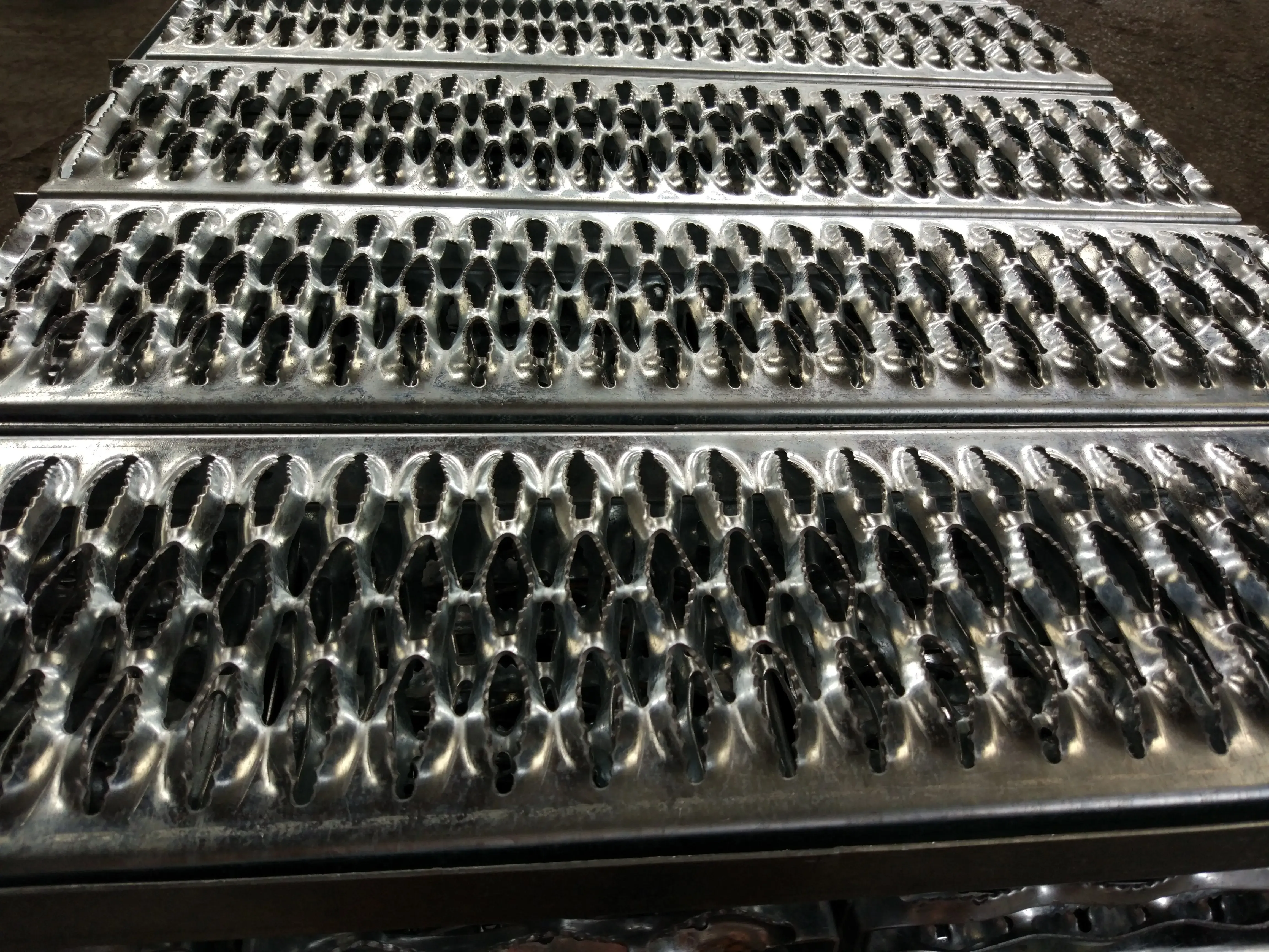 Carbon Steel Grip Strut Grating - anti-slip safety grating close-up